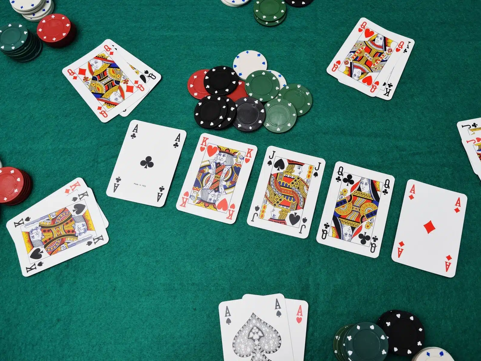 luật chơi poker quốc tế